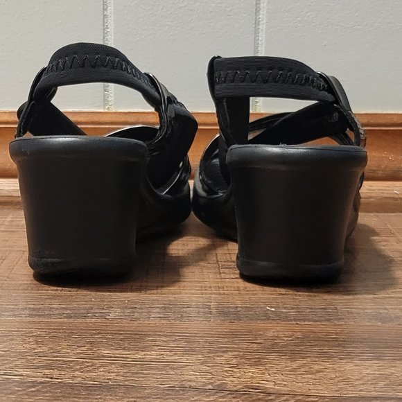 Sketchers black strappy 2.5" wedge heel sandals. Sz: 8 - Picture 3 of 4
